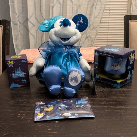 ⬇️PD⬇️DISNEY MINNIE+ Pin Set, Cup & Magic Band LIMITED RELEASE COLLECTIBLES - Picture 3 of 9